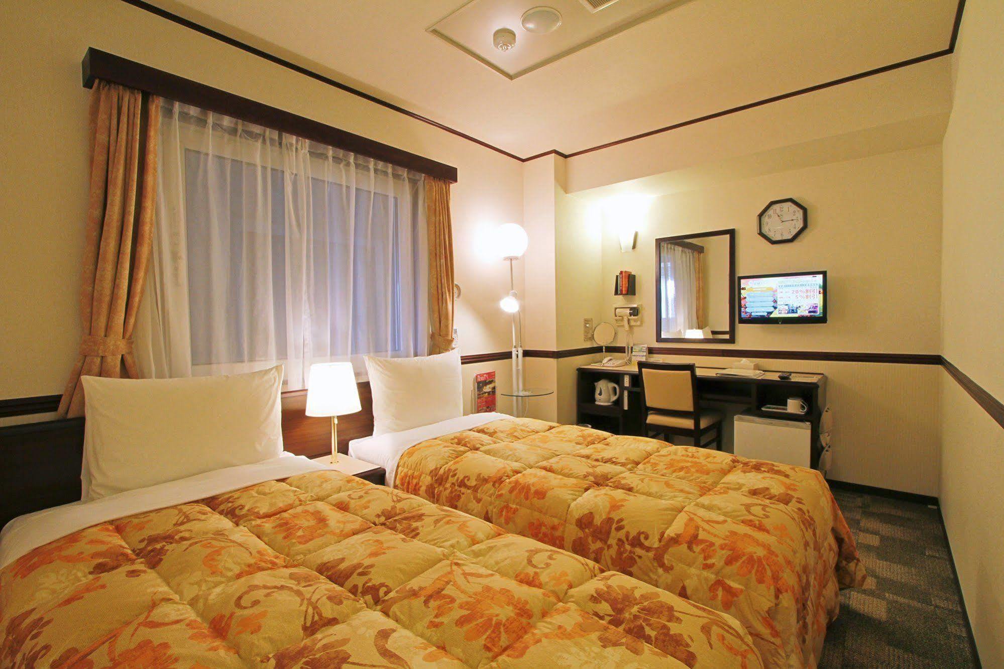 Toyoko Inn Oita Nakatsu Ekimae Buitenkant foto